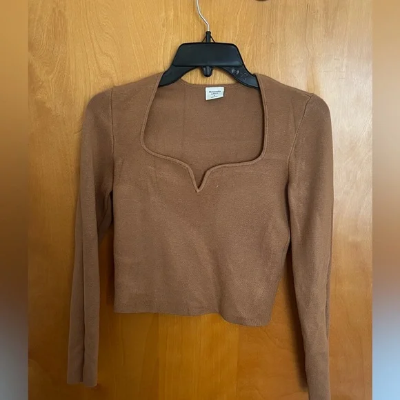 Abercrombie & Fitch
Sweetheart slim sweater top 
Size Small - Picture 2 of 5